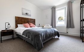 Coastal Home With Parking, Fast Wifi & Near Beach